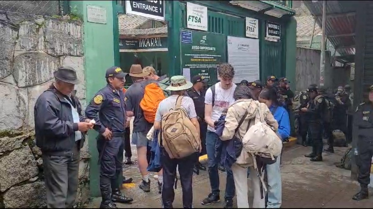 Cusco: tren humanitario con cerca de 700 turistas varados parti desde Machupicchu
